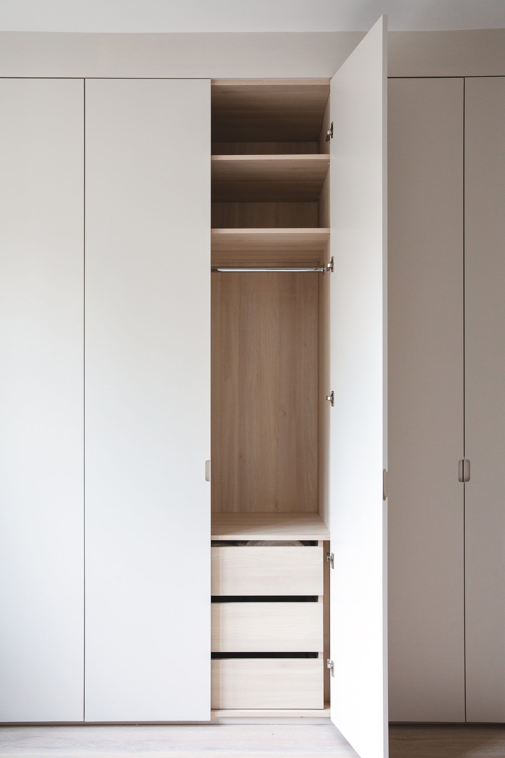 Custom Wardrobe Tailored Storage Solution for Bedrooms Walk In Closets?
