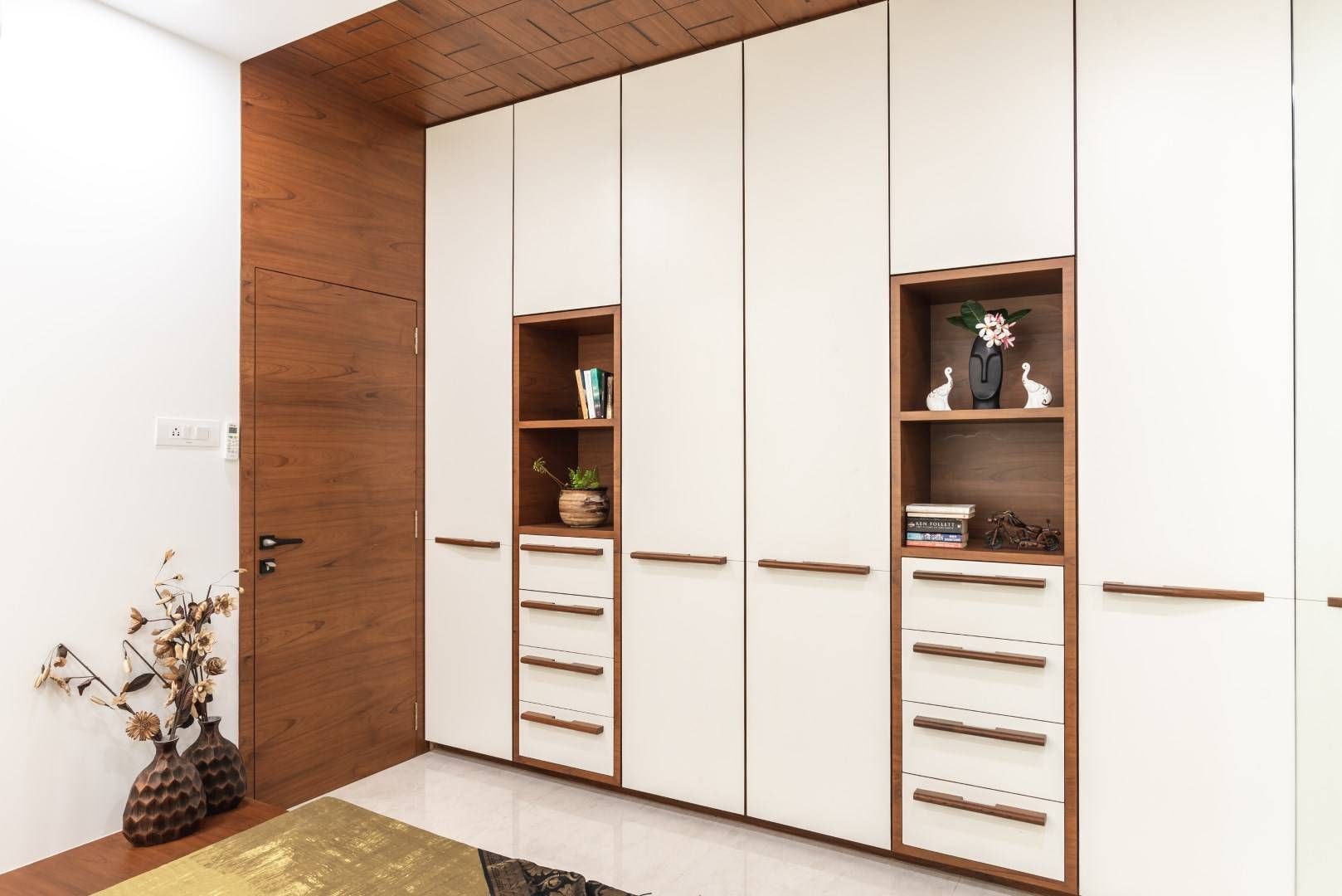 Custom Wardrobe Tailored Storage Solution for Bedrooms Walk In Closets?